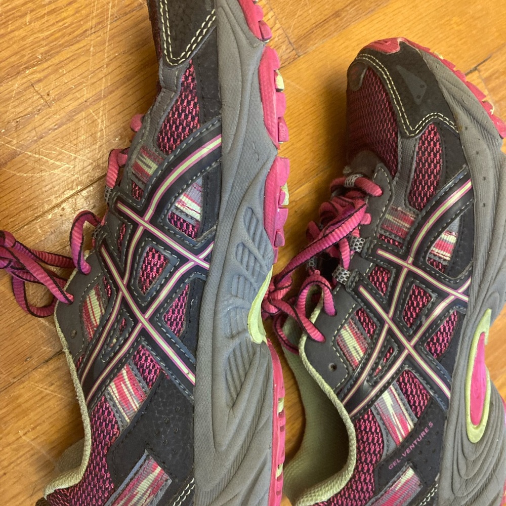 Women’s size 3.5 Asics gel-venture 5